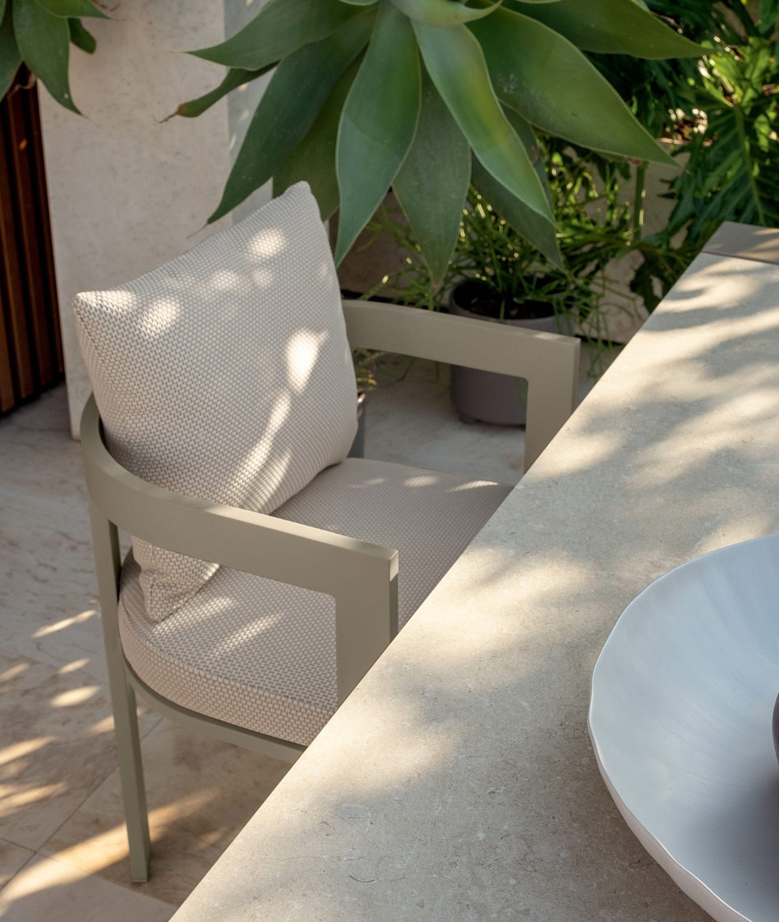 Dettaglio sedia outdoor Talenti Argo Alu con struttura in alluminio e cuscino tessile per esterno