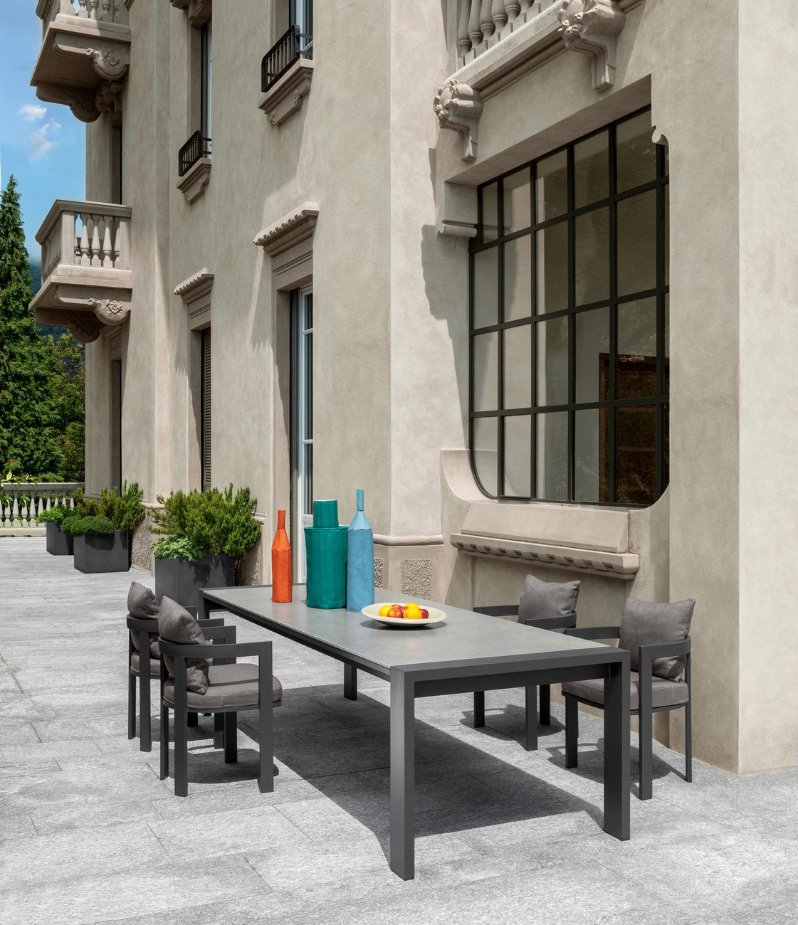 Tavolo Argo Alu Talenti in alluminio con piano in gres e sedie outdoor su terrazza in pietra