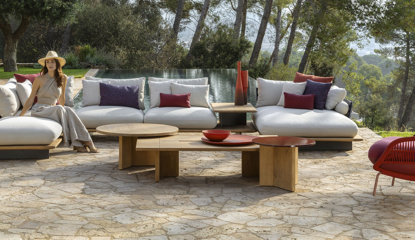Tavolini outdoor Venice Talenti in Accoya e pietra lavica davanti a divano modulare da esterno