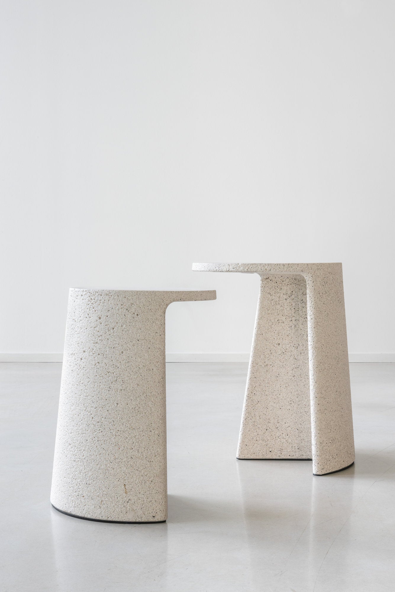 Due tavolini bassi Ancora Magis in cemento grigio naturale, profilo con nervature strutturali