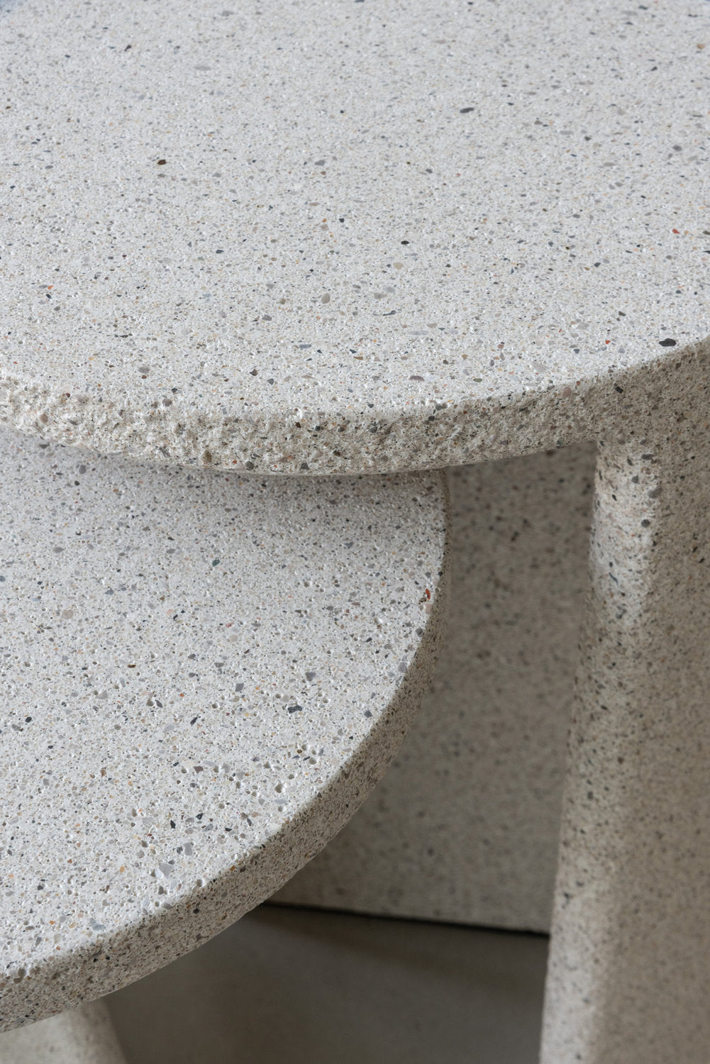 Primo piano del piano in cemento levigato del tavolino Ancora Magis, texture e bordi