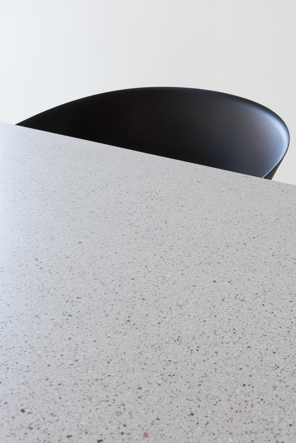 Tavolo Ancora Magis rettangolare con piano in cemento e gambe in cemento, sedia nera al centro