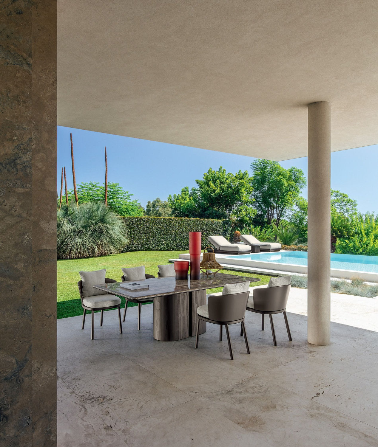 Tavolo da pranzo outdoor Itaca Talenti in legno e gres su terrazza con piscina e giardino