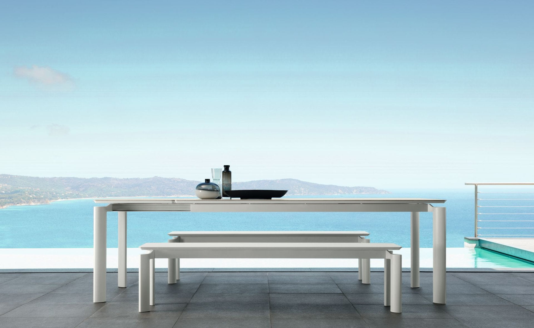 Tavolo da pranzo outdoor Milo Talenti con panca in alluminio bianco e vista mare