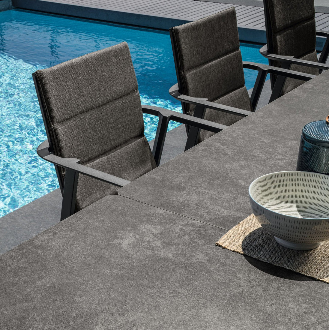 Dettaglio del tavolo Milo Talenti con piano in ceramica antracite e sedie outdoor coordinate