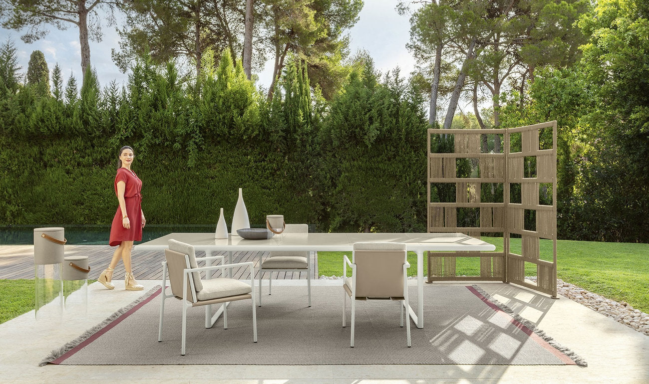 Tavolo da esterno Tressé Talenti con piano chiaro in pietra lavica in giardino con sedute coordinate