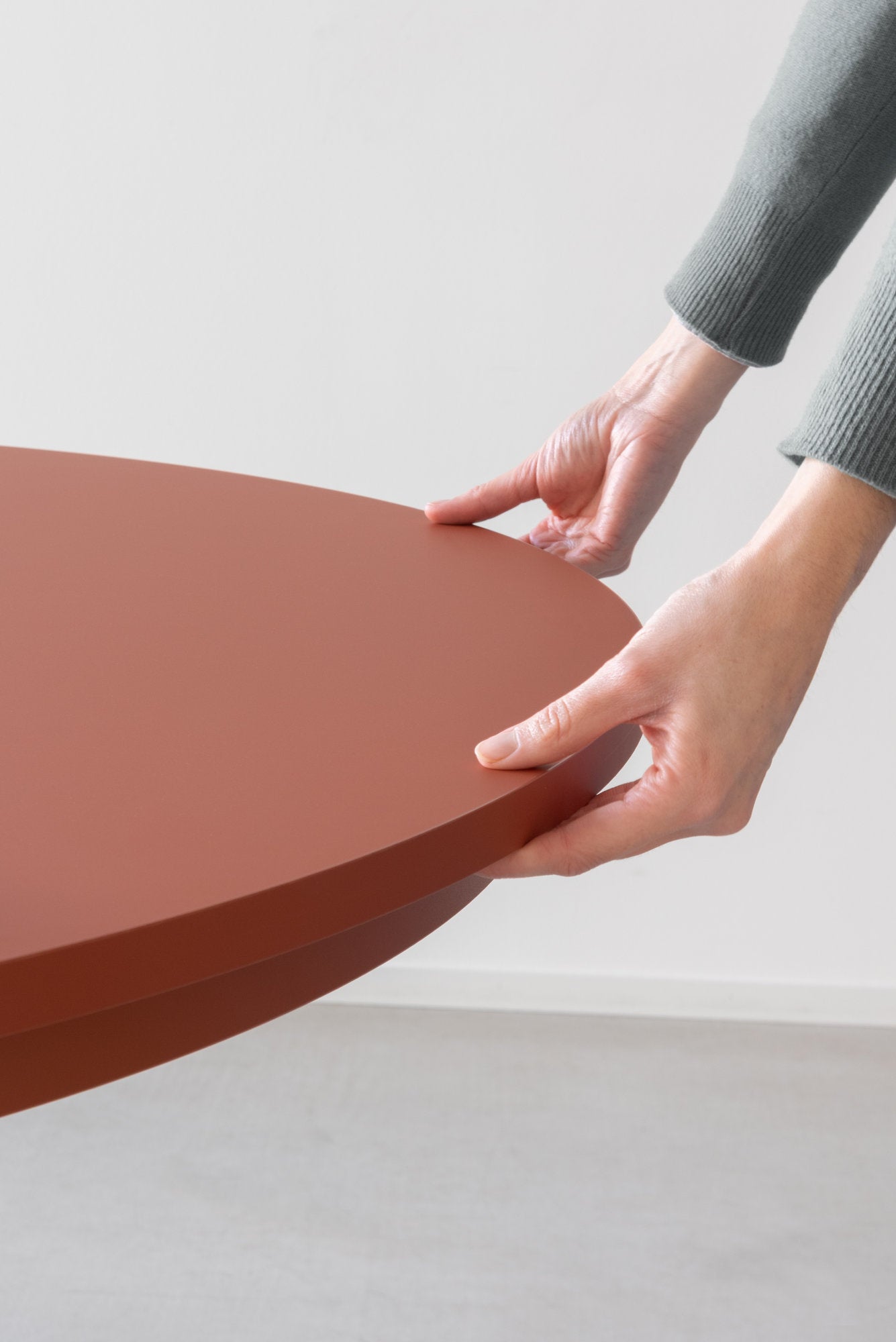 Mani sollevano prolunga tavolo Pied à Terre: meccanismo estensione fluida laminato soft touch