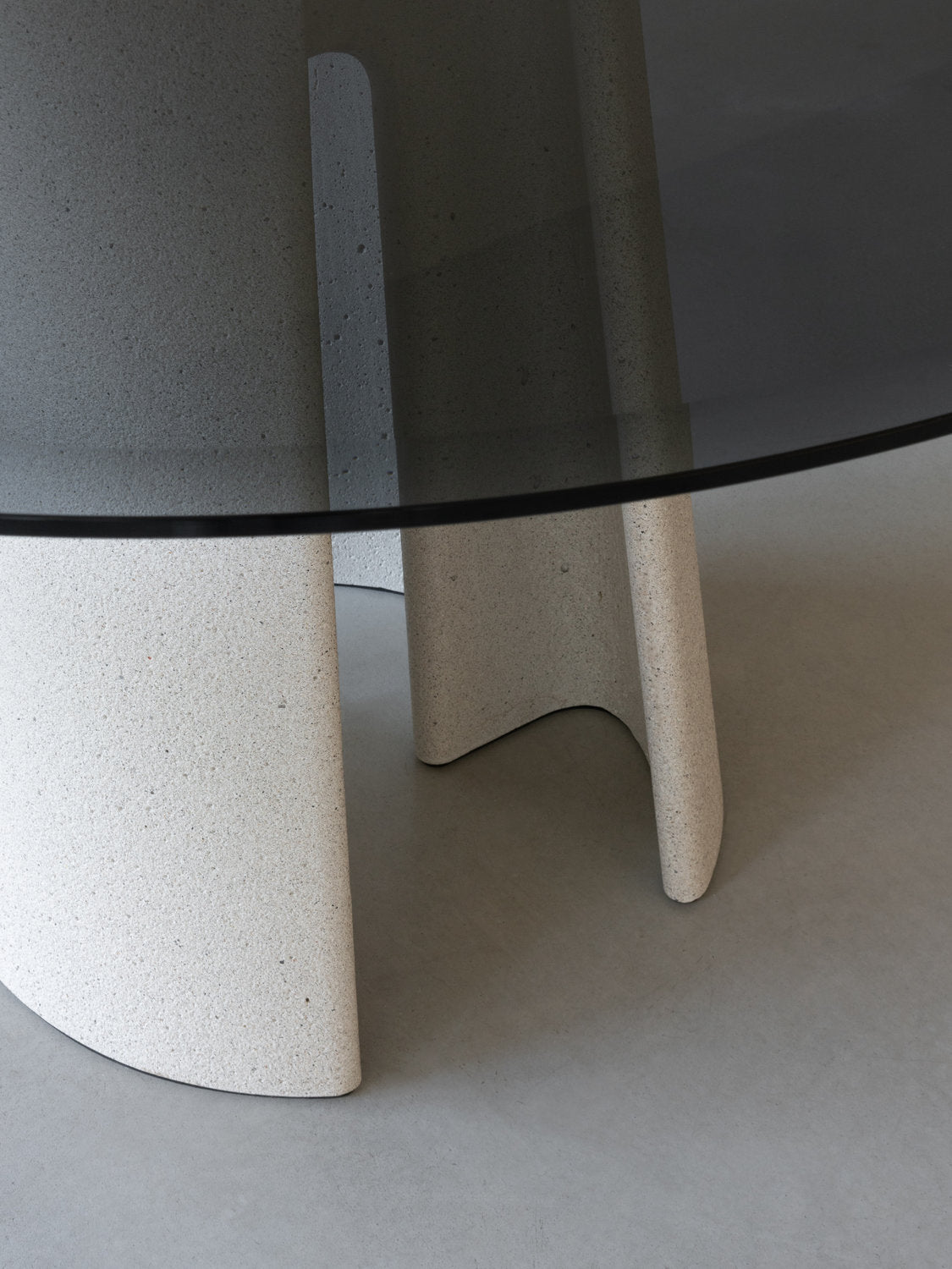 Base in cemento del tavolo rotondo Ancora Magis con piano in vetro temperato, dettaglio