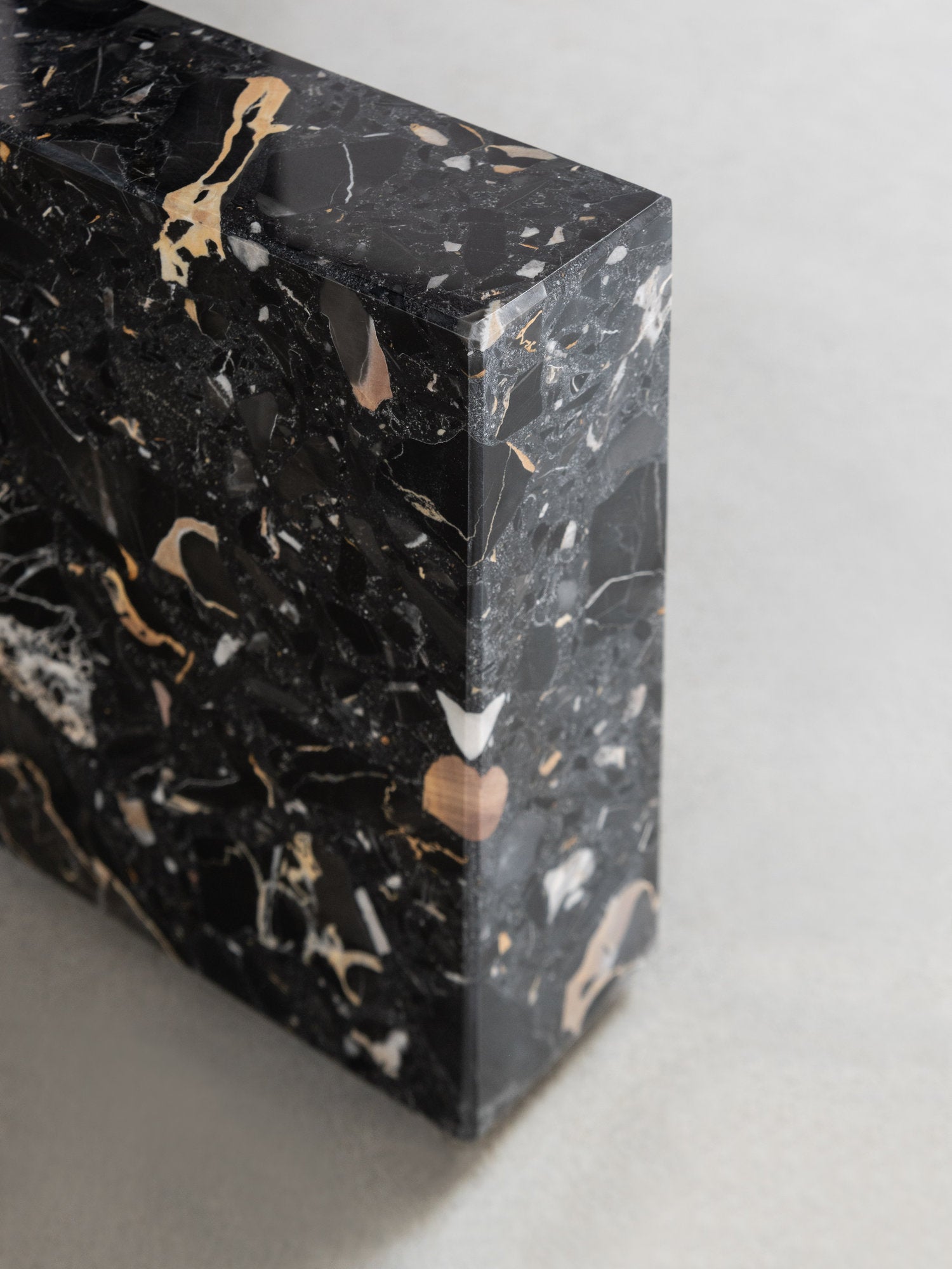 Zavorra marmo riciclato nero base Pied à Terre: stabilità e sostenibilità Made in Italy Magis