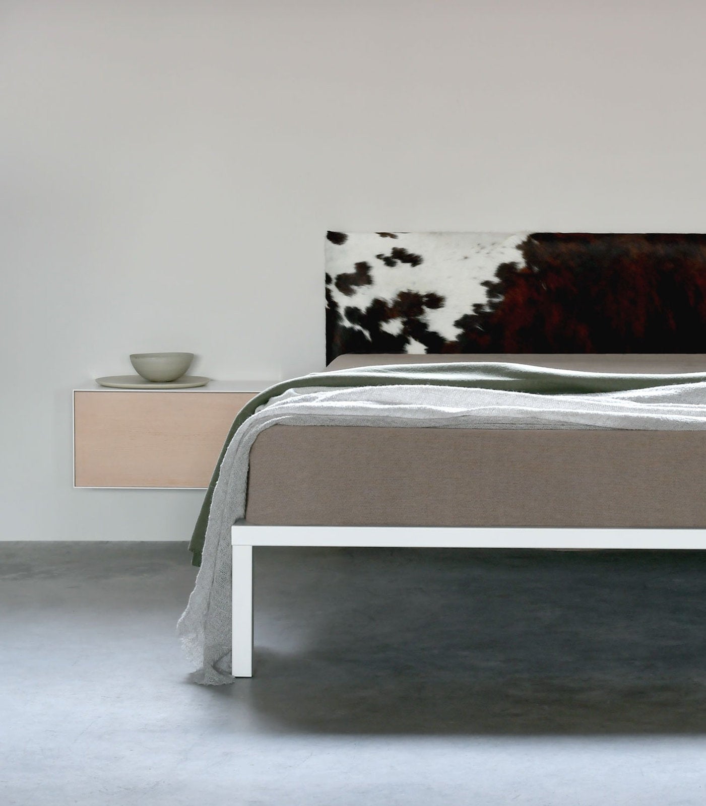 Testata letto Xam minimal in cavallino effetto mucca in camera moderna