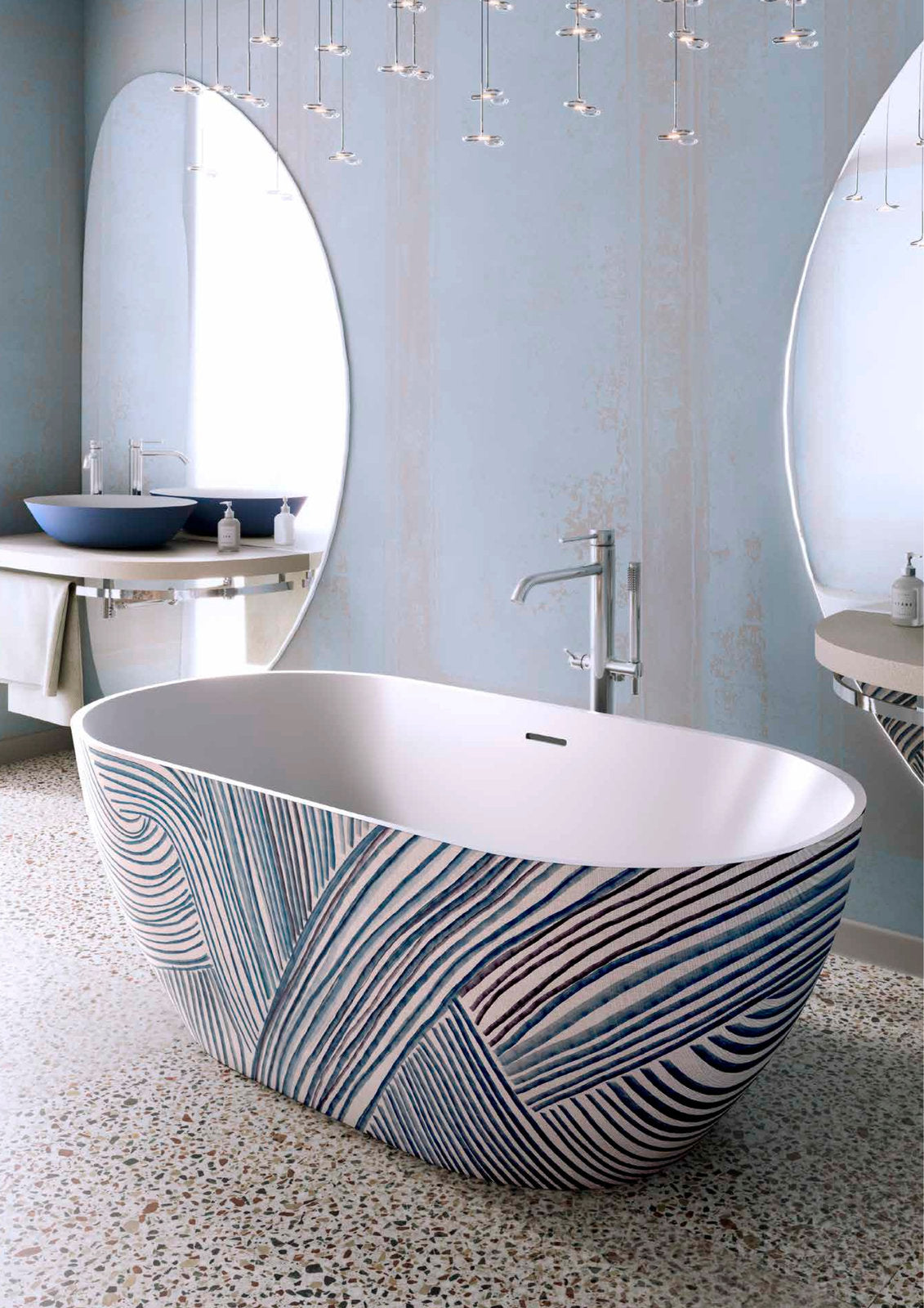 Vasca ovale Fine Small con rivestimento Decor Dress geometrico blu su pavimento terrazzo