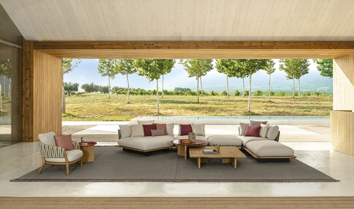 Arredo outdoor Talenti Venice con divano modulare, poltrona, pouf e tavolino in spazio coperto