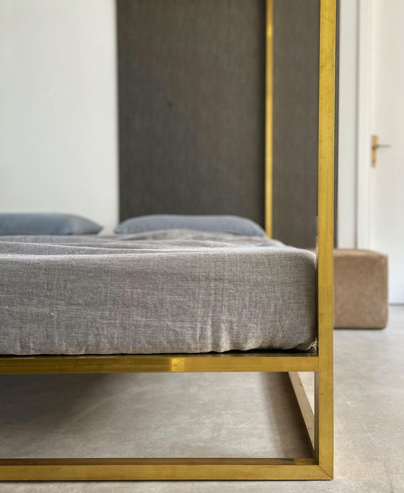dettaglio ottone grezzo di letto con baldacchino Ashabrass di xam