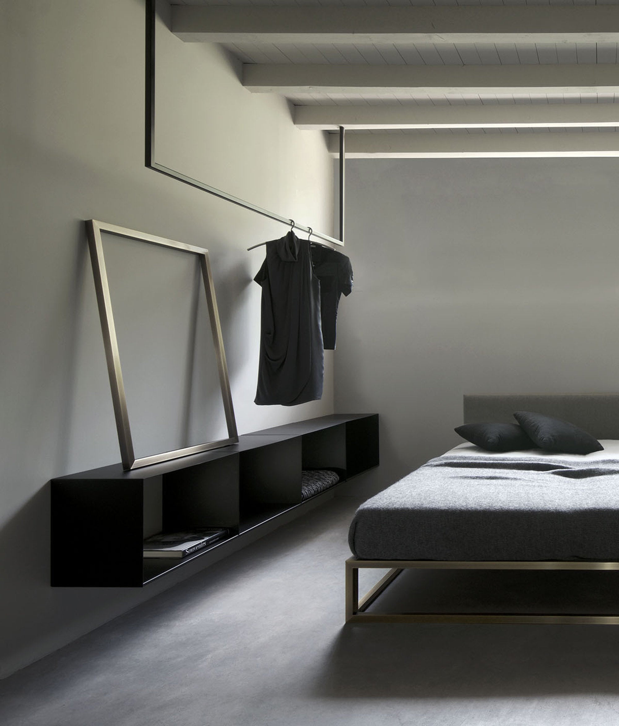 Khao xam in metallo nero, contenitore a parete basso in camera da letto con vani aperti.