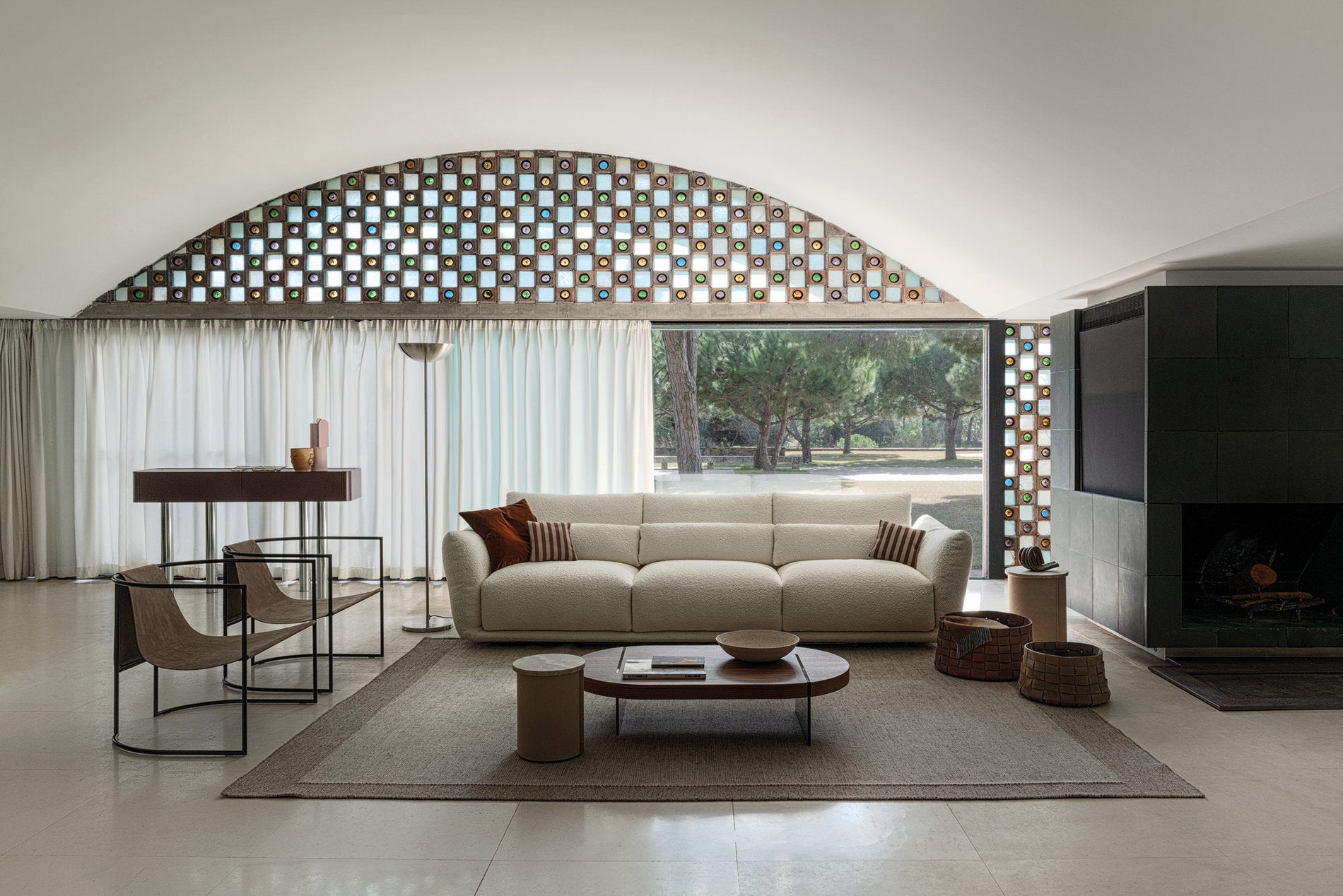 Divano bianco Clift di Cierre 1972 in bouclé bianco effetto nuvola in soggiorno moderno