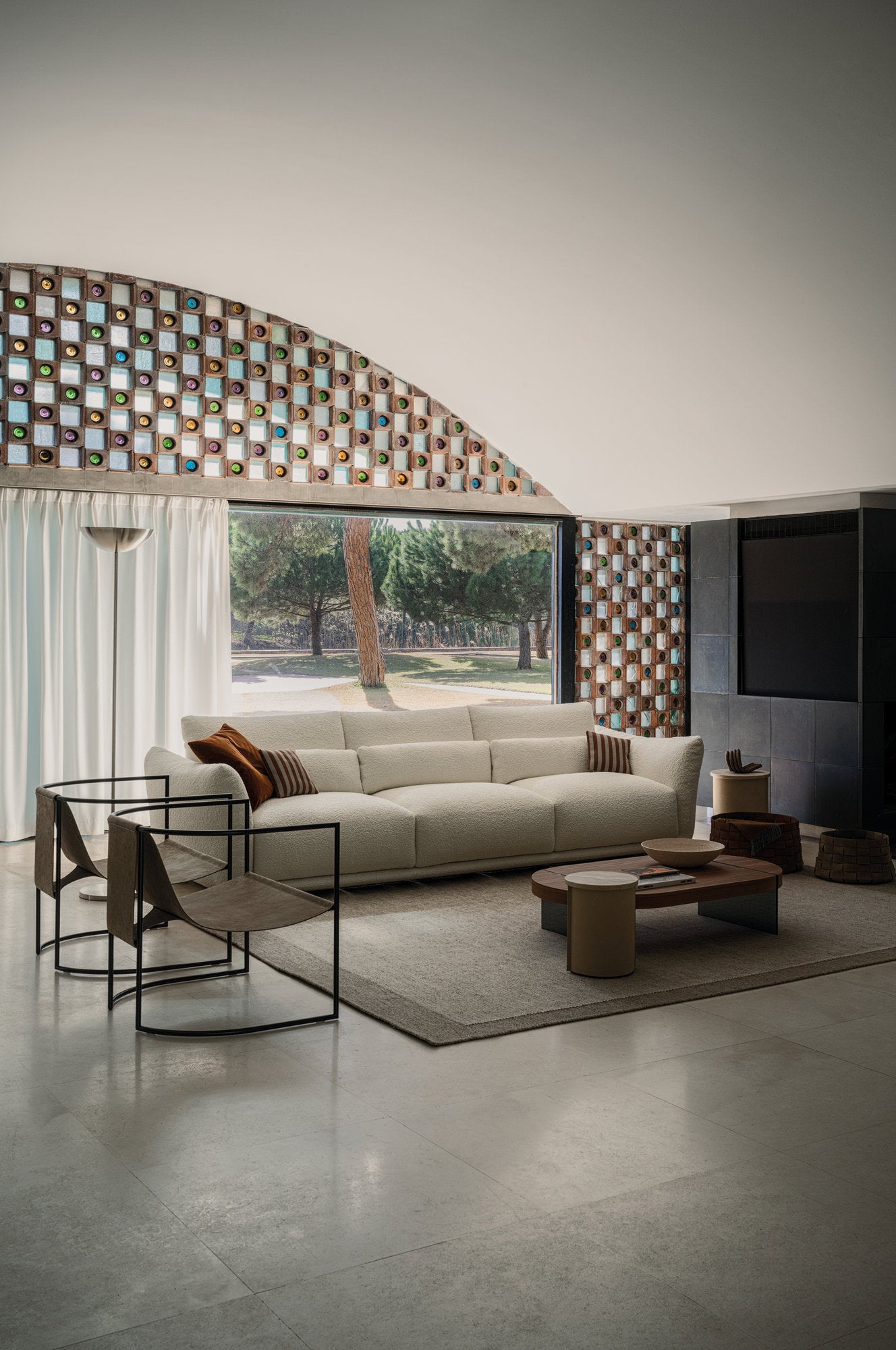 Divano in tessuto bianco con schienale alto e cuscini poggiareni Clift di Cierre Imbottiti