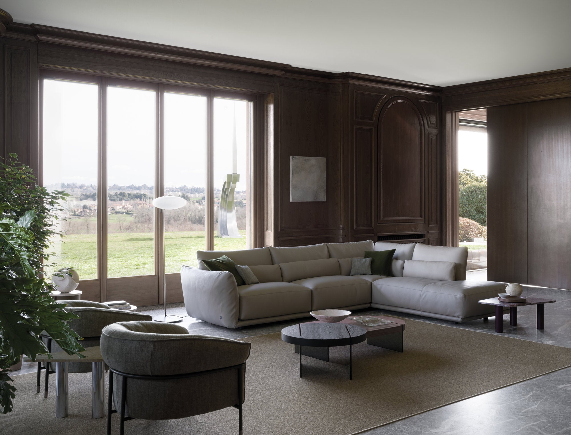 Divano modulare Clift di Cierre 1972 in tessuto bianco in soggiorno con vetrate