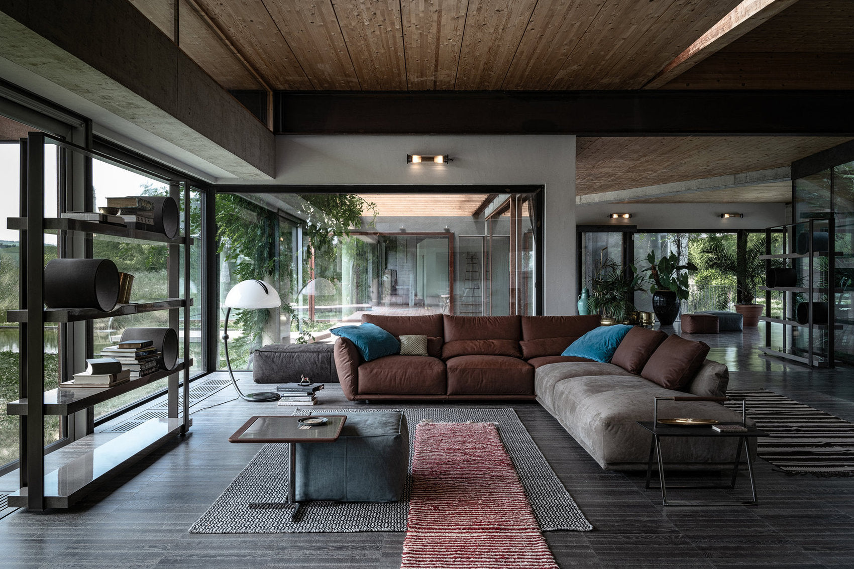 Divano modulare Clift  di Cierre Imbottiti in pelle bicolore in soggiorno contemporaneo