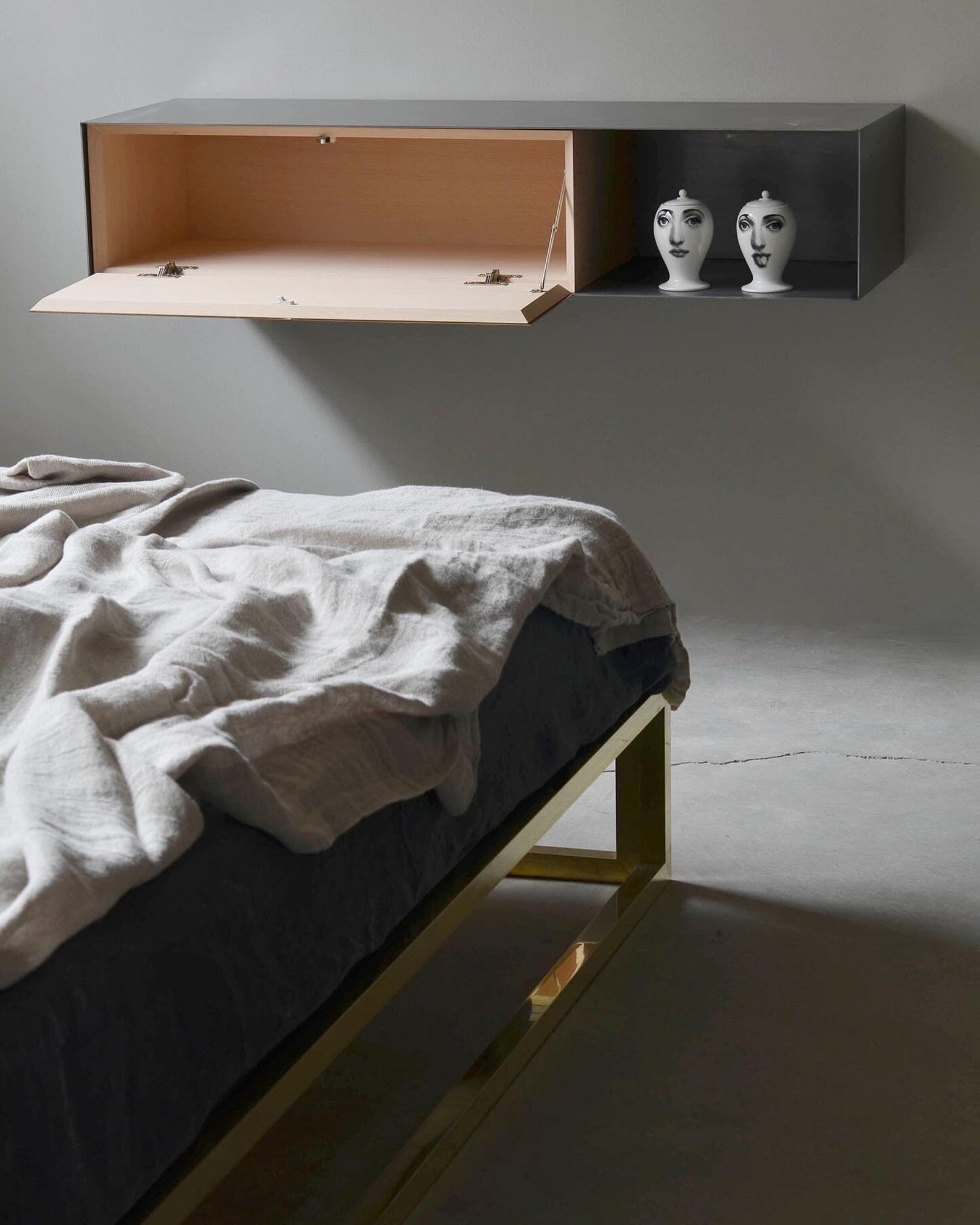 Mensola in metallo con cassetto in faggio Xam in camera da letto minimal moderrna