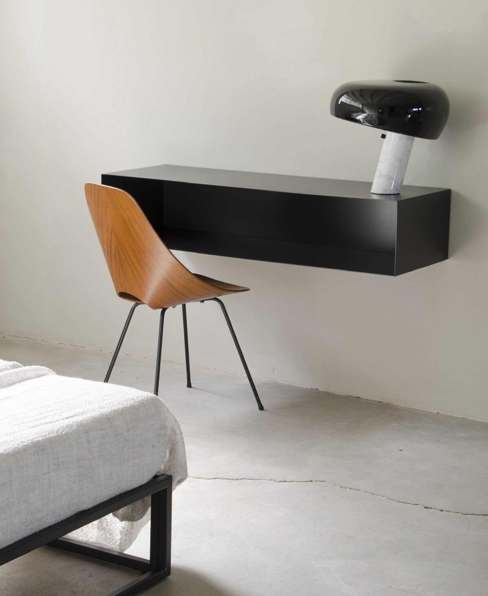 Mensola contenitore rettangolare a parete in metallo nero di Xam in camera da letto minimal