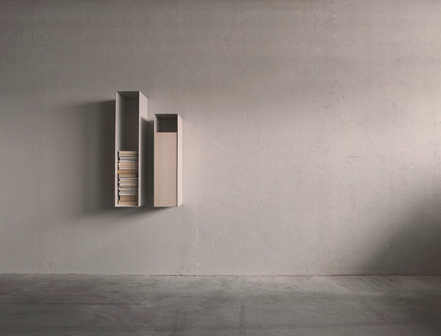 Contenitori libreria rettangolari in metallo grigio di Xam installati  su parete minimal