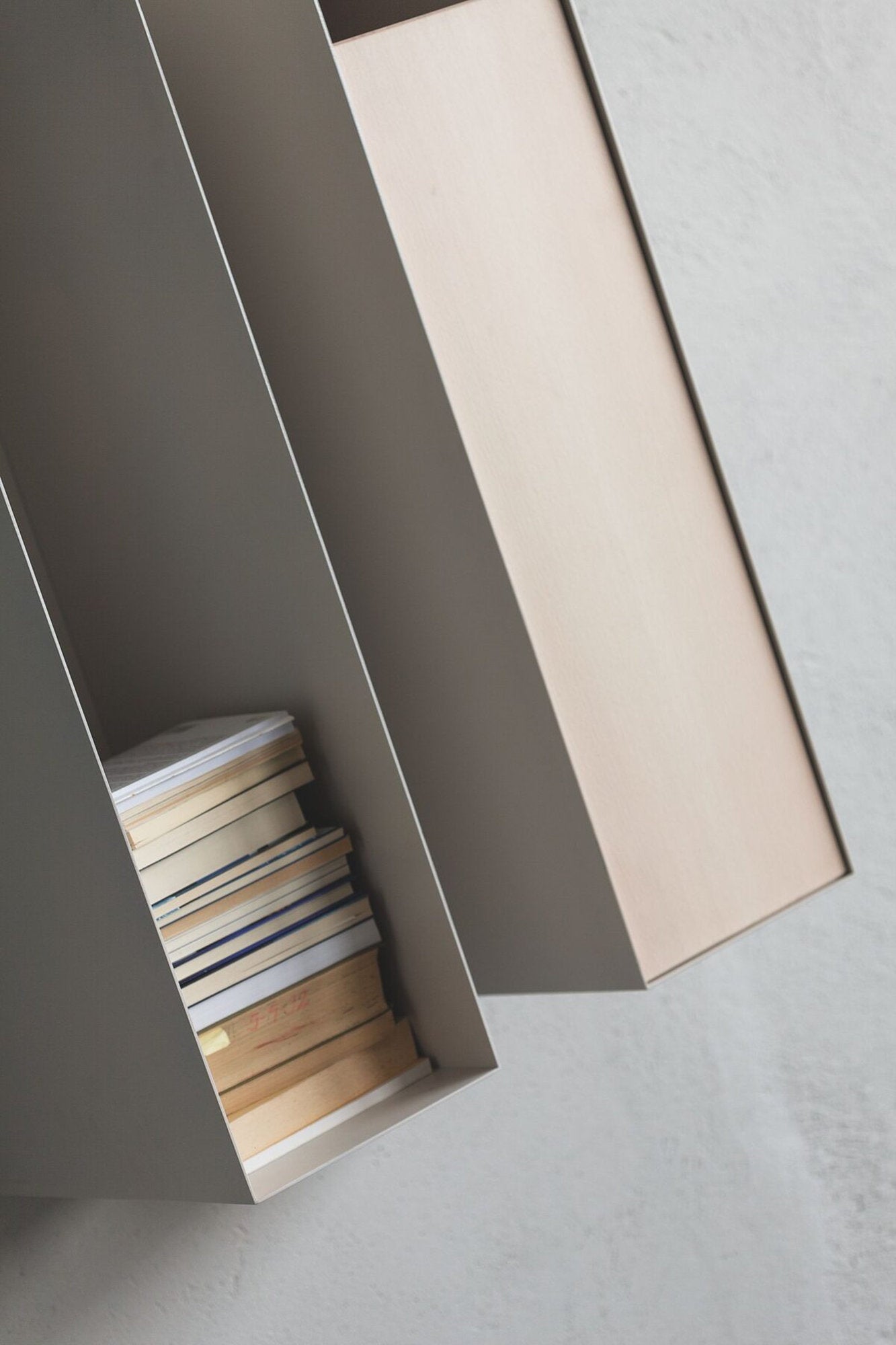 Contenitore rettangolare-libreria a parete in metallo grigio chiaro di Xam