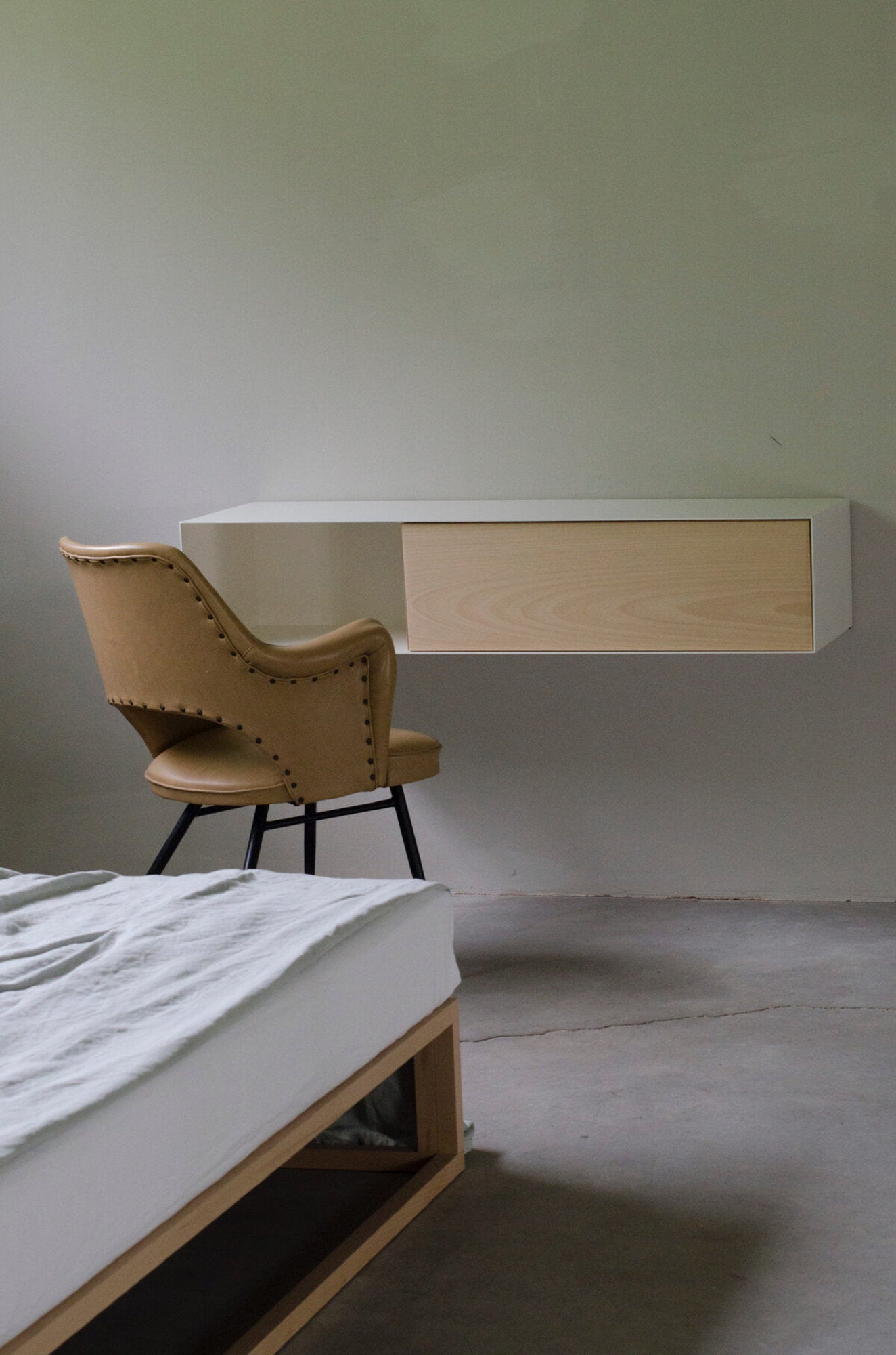 Mensola contenitore rettangolare con cassetto ribaltabile in legno chiaro di Xam in camera hotel moderna