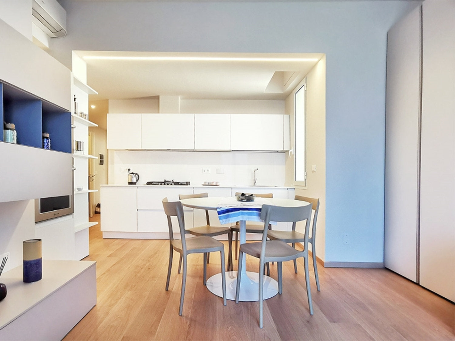 Open space moderno con pavimento in laminato Skema Facile+, posa senza bisello ed effetto legno naturale chiaro