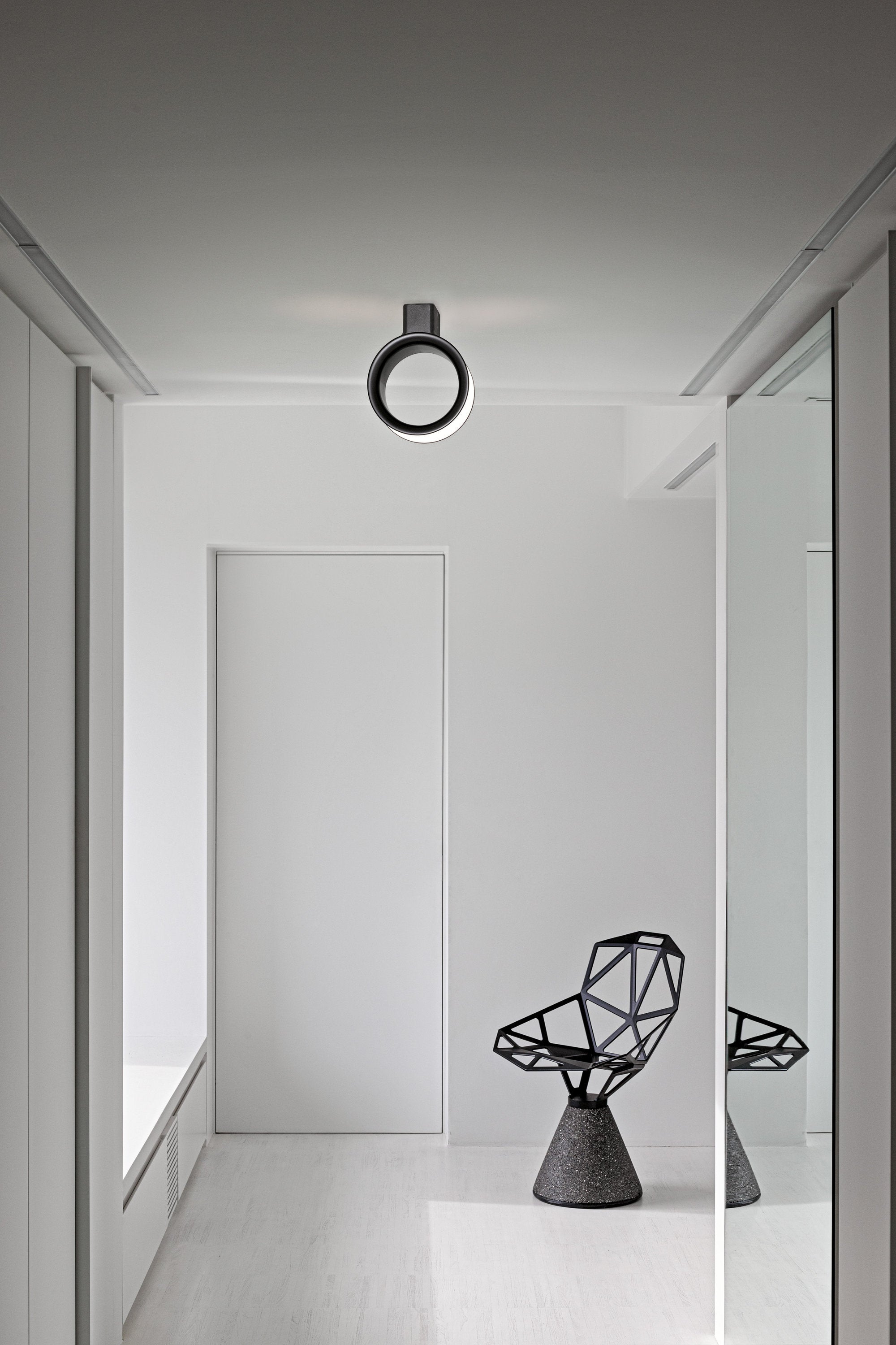 Sedia Chair One Concrete Magis in finitura nera ambientata in uno spazio domestico bianco minimale