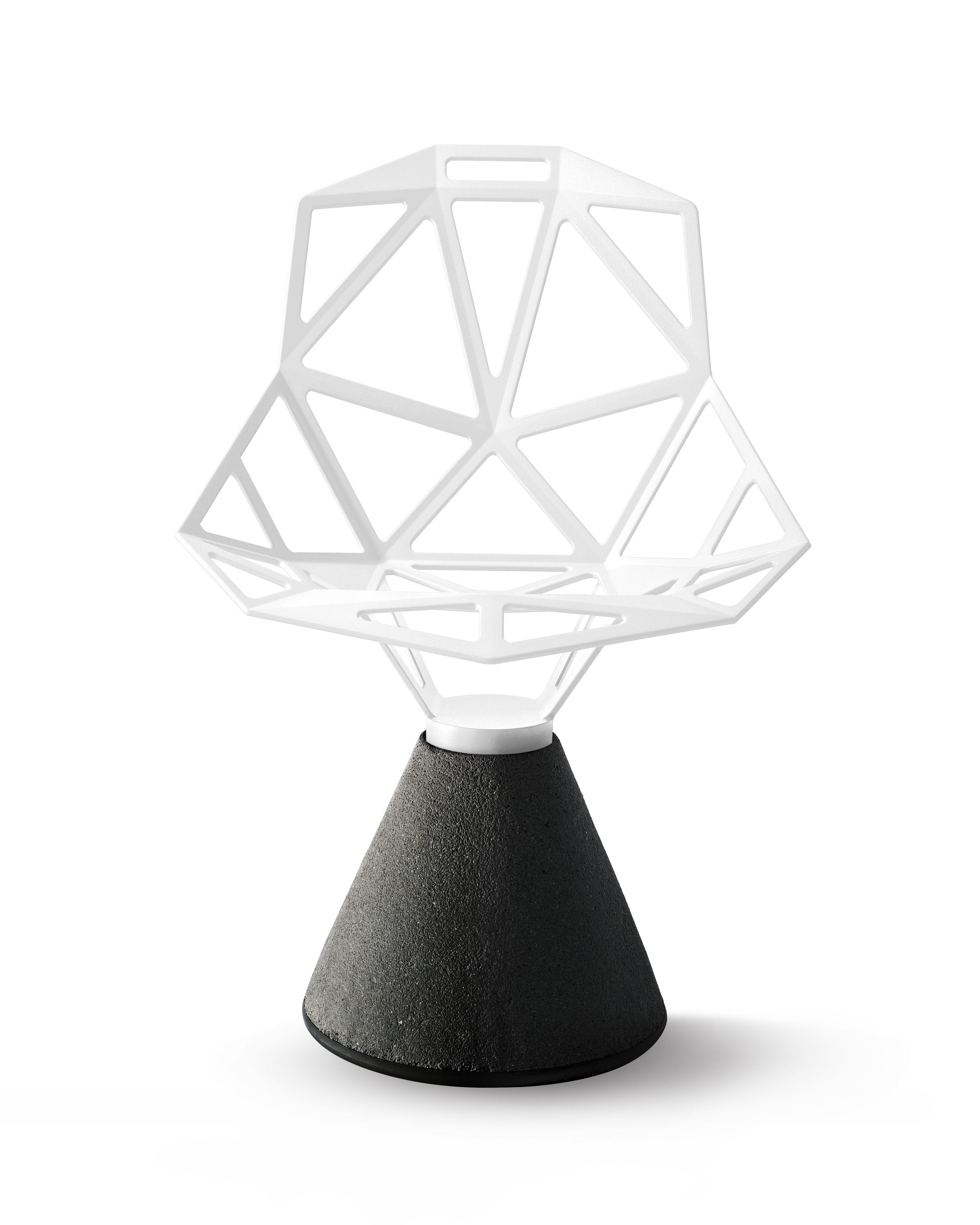 Sedia Chair One Concrete Magis con base in cemento nero e seduta bianca, vista frontale su fondo bianco