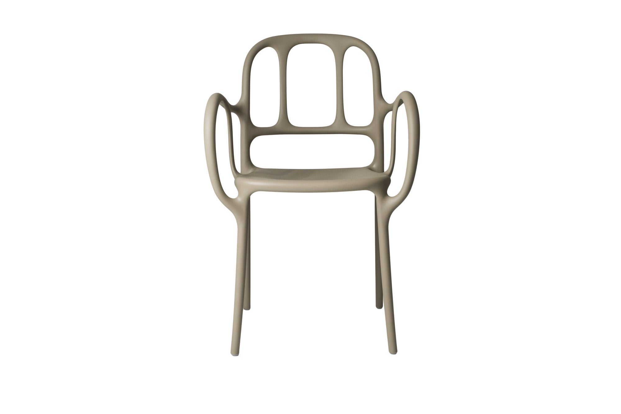 Sedia Magis Milà con braccioli beige, vista frontale su sfondo bianco. 
