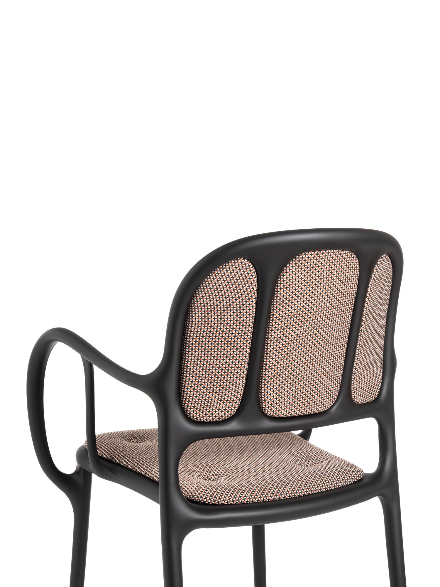 Sedia Magis Milà nera con braccioli e rivestimento in tessuto sulla parte posteriore