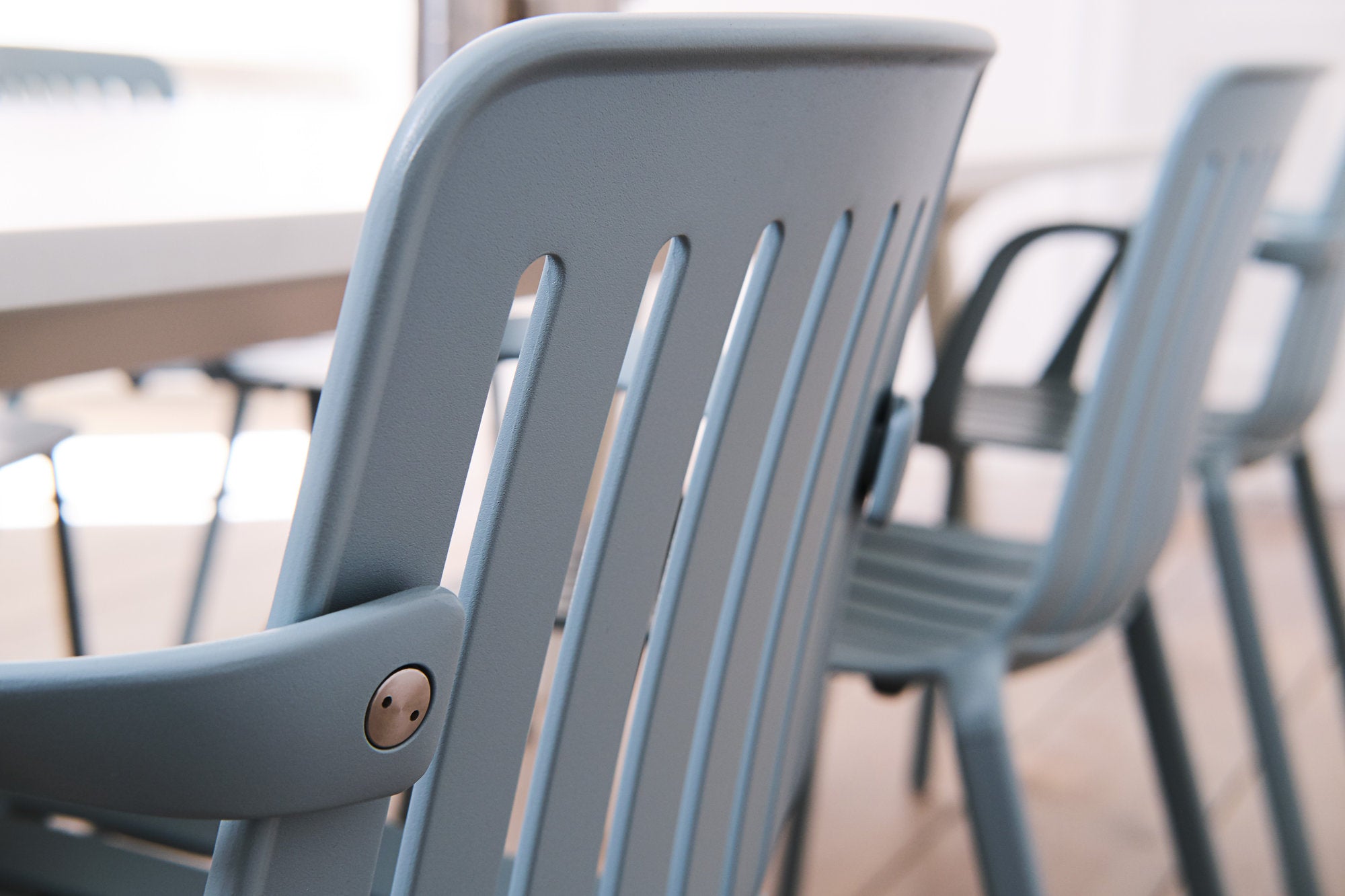 sedia Plato Magis azzurra in alluminio, dettaglio dello schienale e del bracciolo, design Jasper Morrison