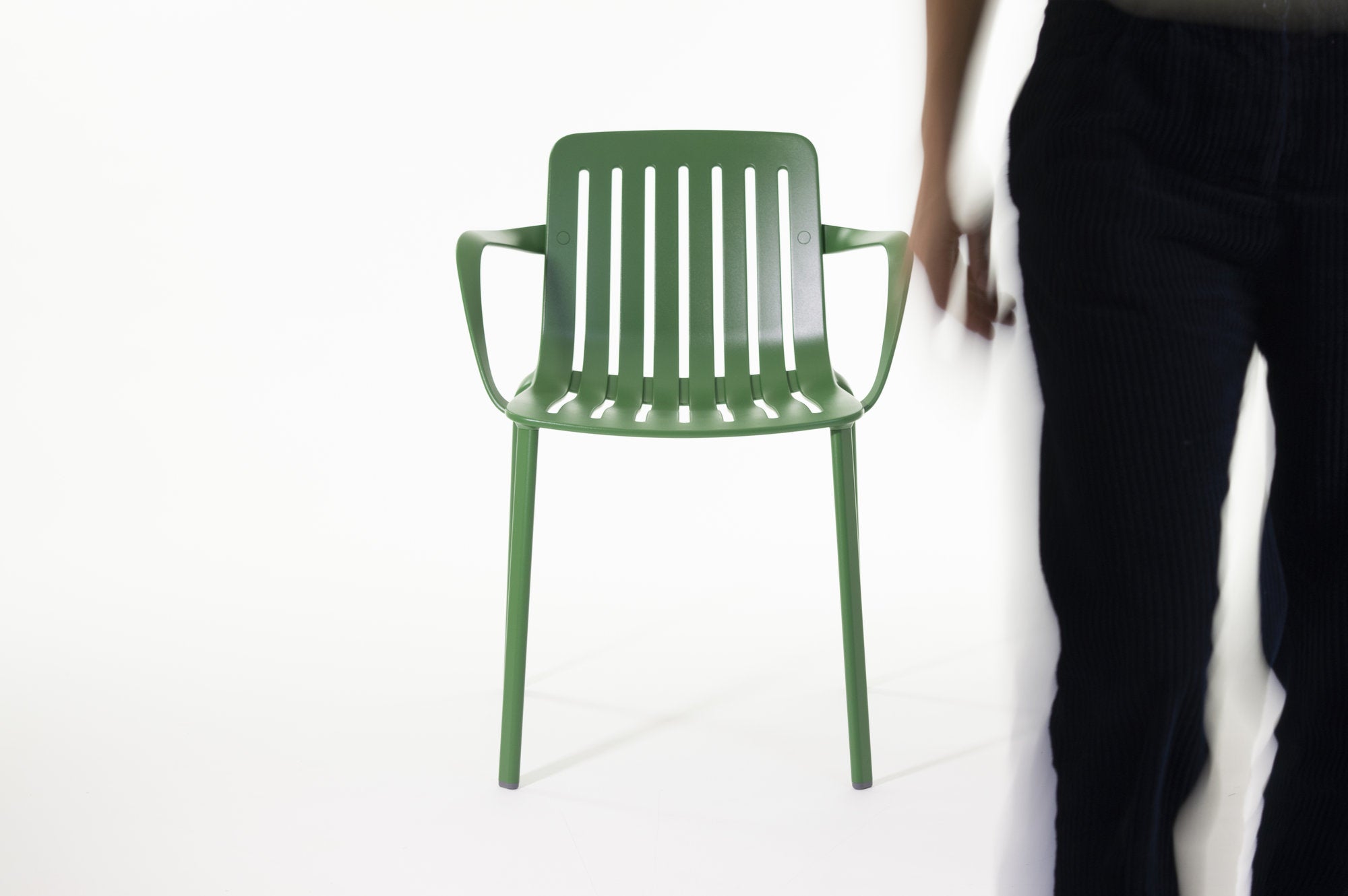 sedia verde Plato Magis in alluminio con braccioli design Jasper Morrison impilabile