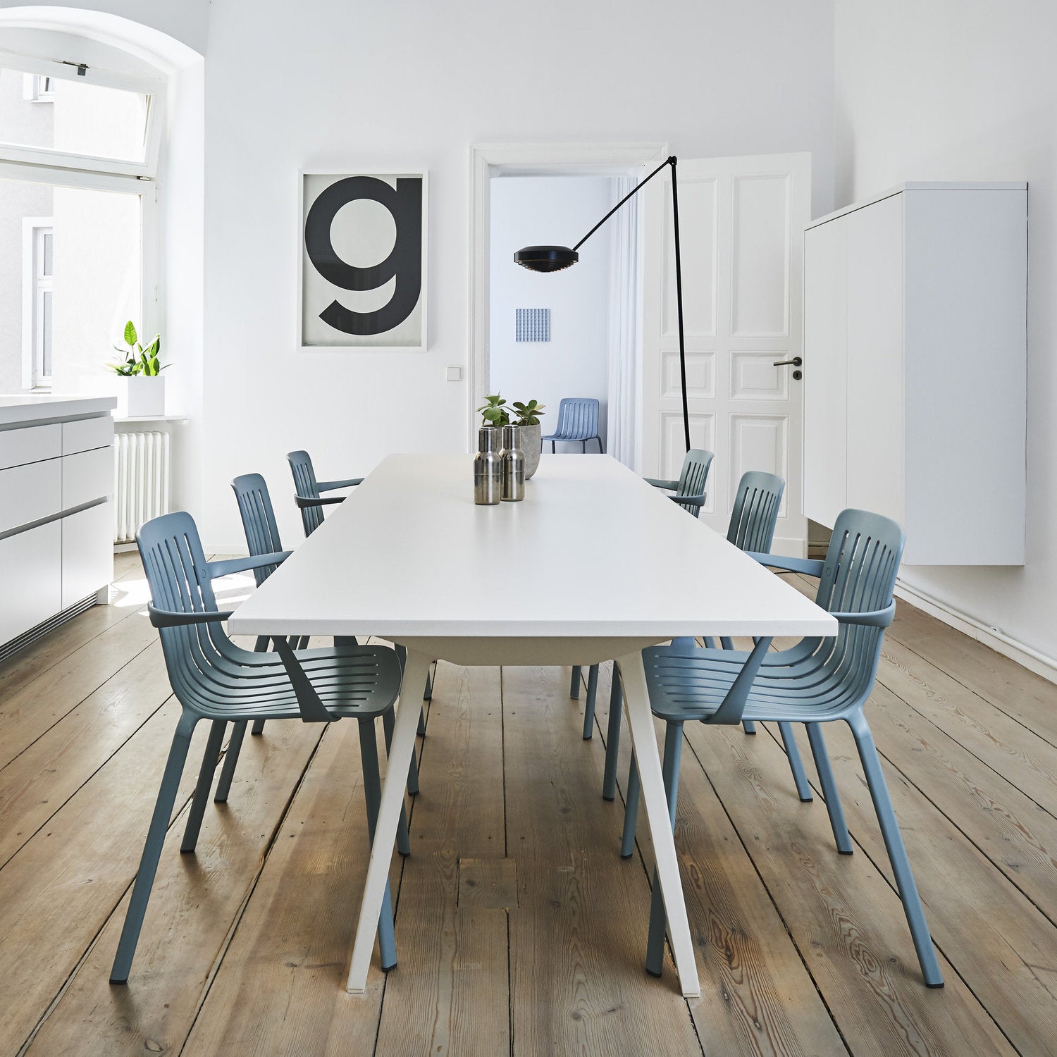 Sedie Plato Magis in alluminio con braccioli azzurro per sala pranzo residenziale 