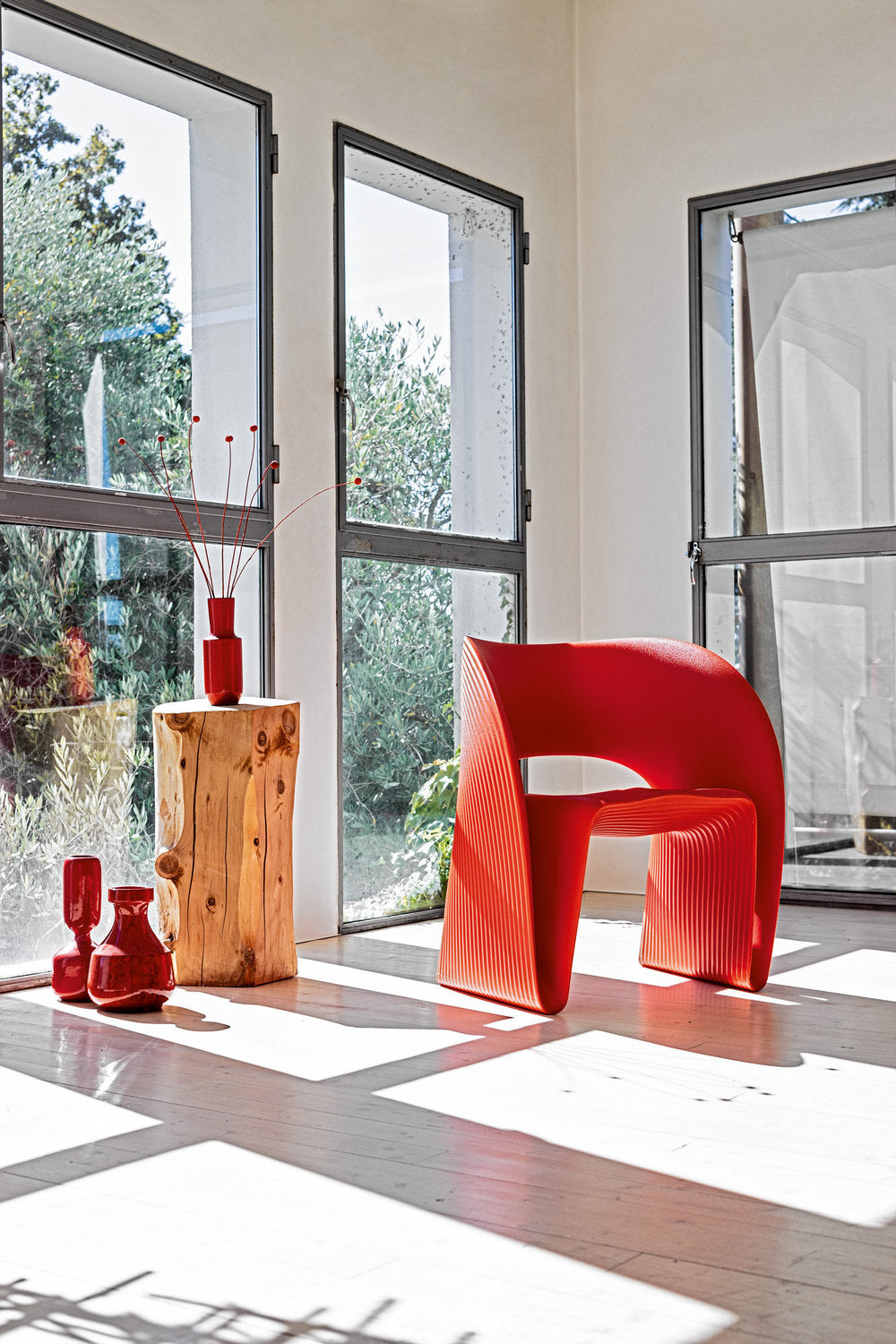 Poltroncina Raviolo rossa ambiente indoor living contemporaneo Ron Arad Magis