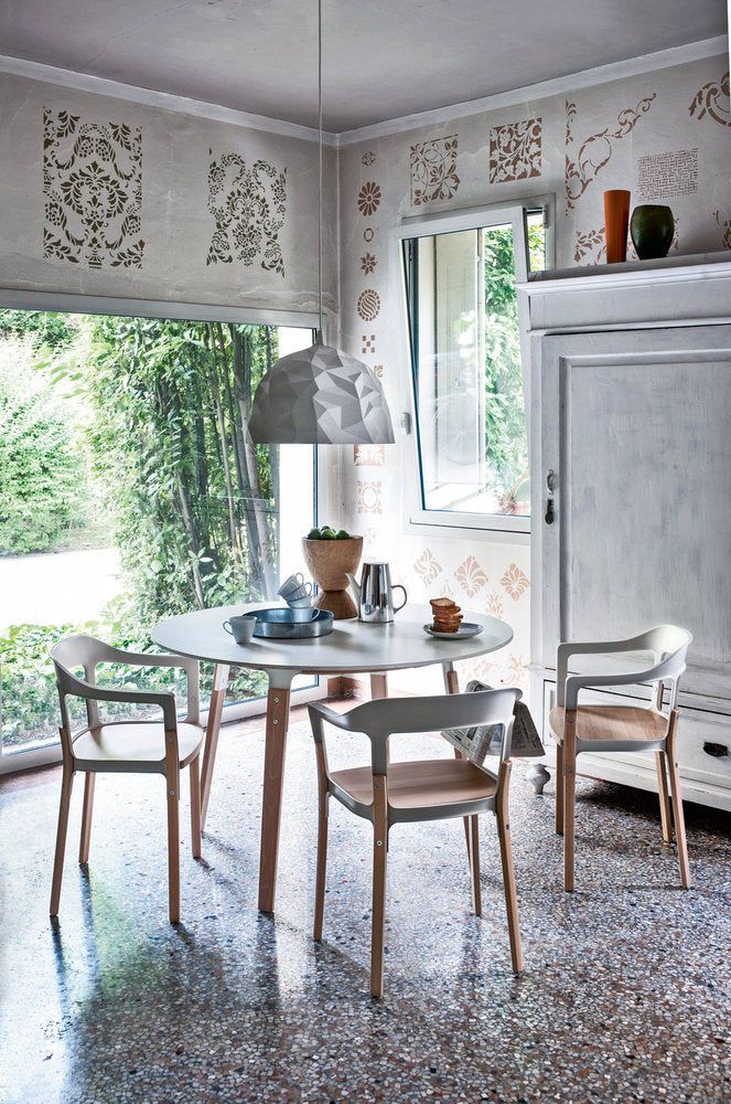Sedie e tavolo tondo Steelwood Magis bianco e faggio, ambientazione cucina 