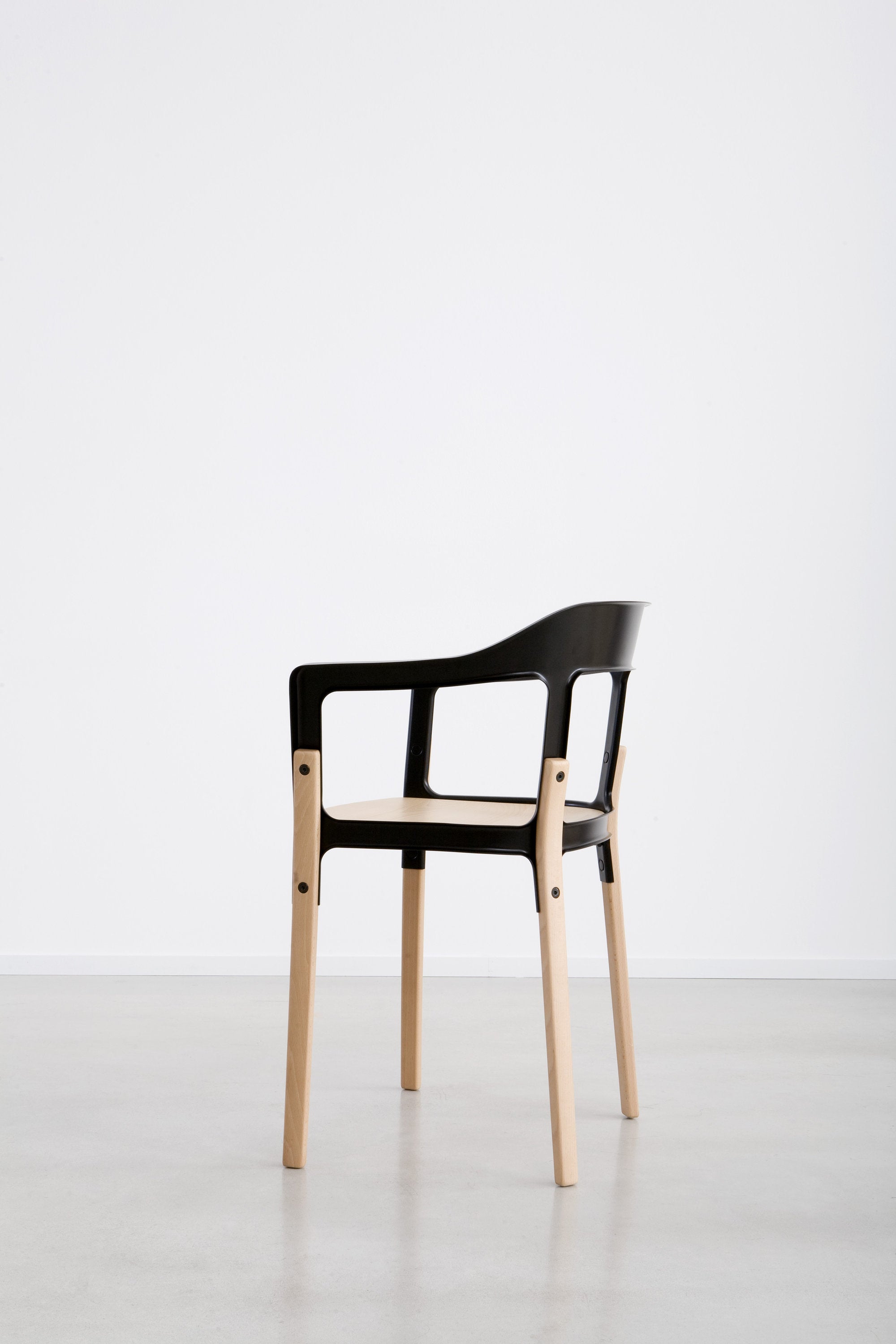Sedia Steelwood Magis nera e faggio, vista laterale, design Ronan ed Erwan Bouroullec 