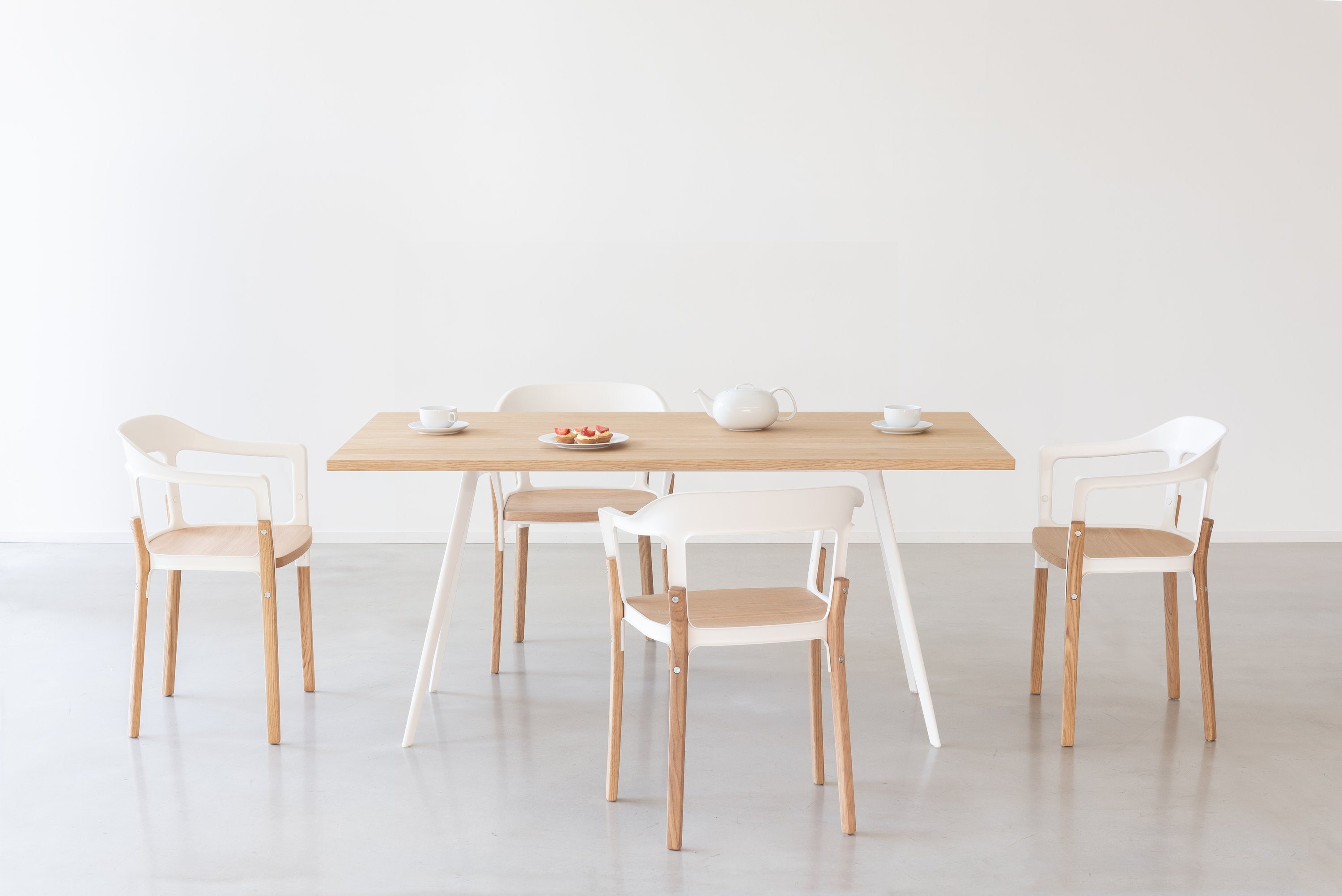 Sedie Steelwood Magis bianche e faggio intorno al tavolo Baguette, ambiente dining
