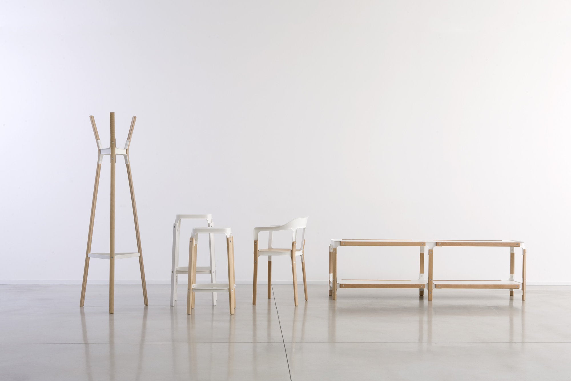 Collezione Steelwood Magis: appendiabiti, sgabelli, sedia e panca in legno e acciaio 