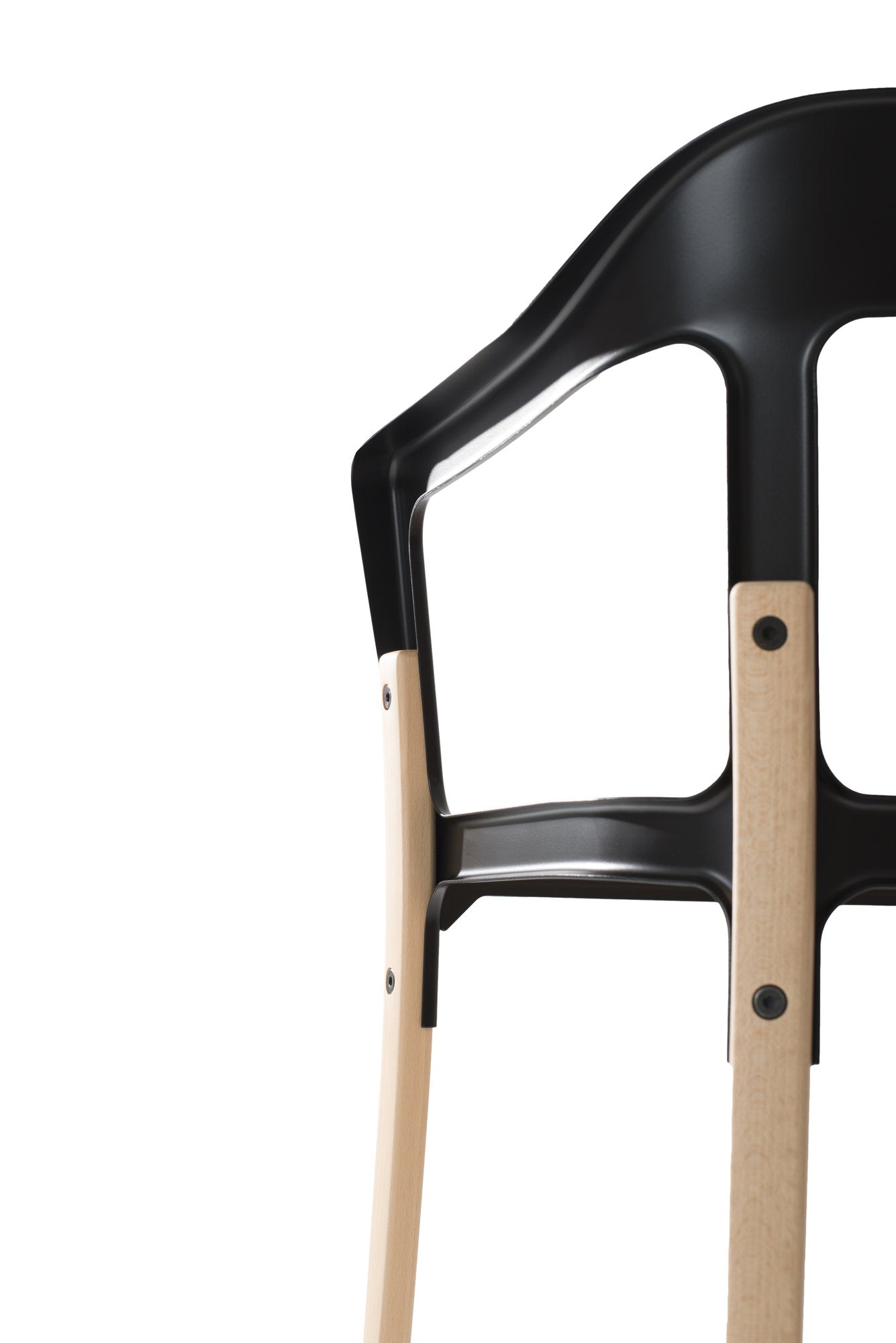 Dettaglio struttura sedia Steelwood Magis nero e faggio, giunzioni legno e acciaio 