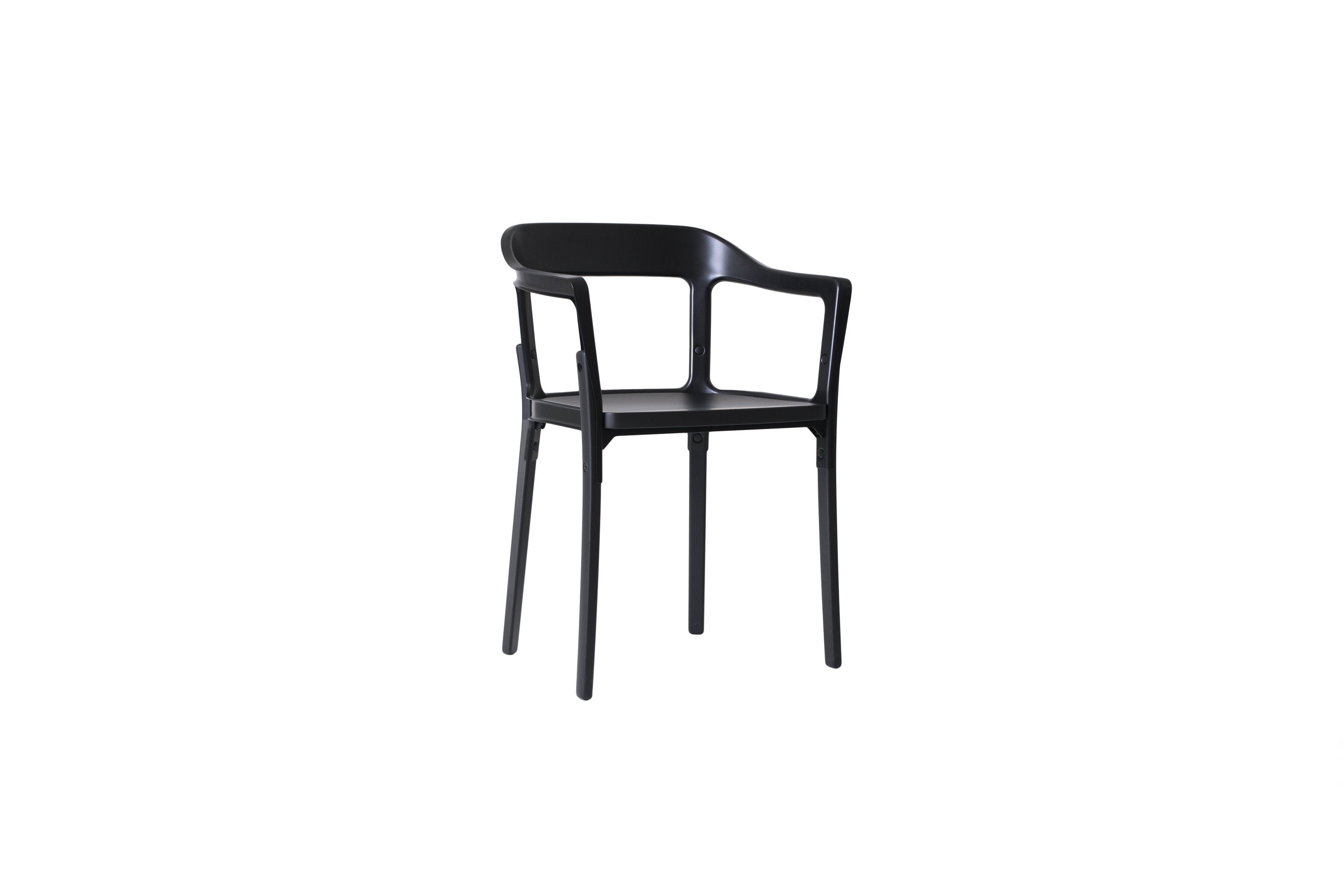 Sedia Steelwood Magis nera con braccioli, vista tre quarti, versione full color