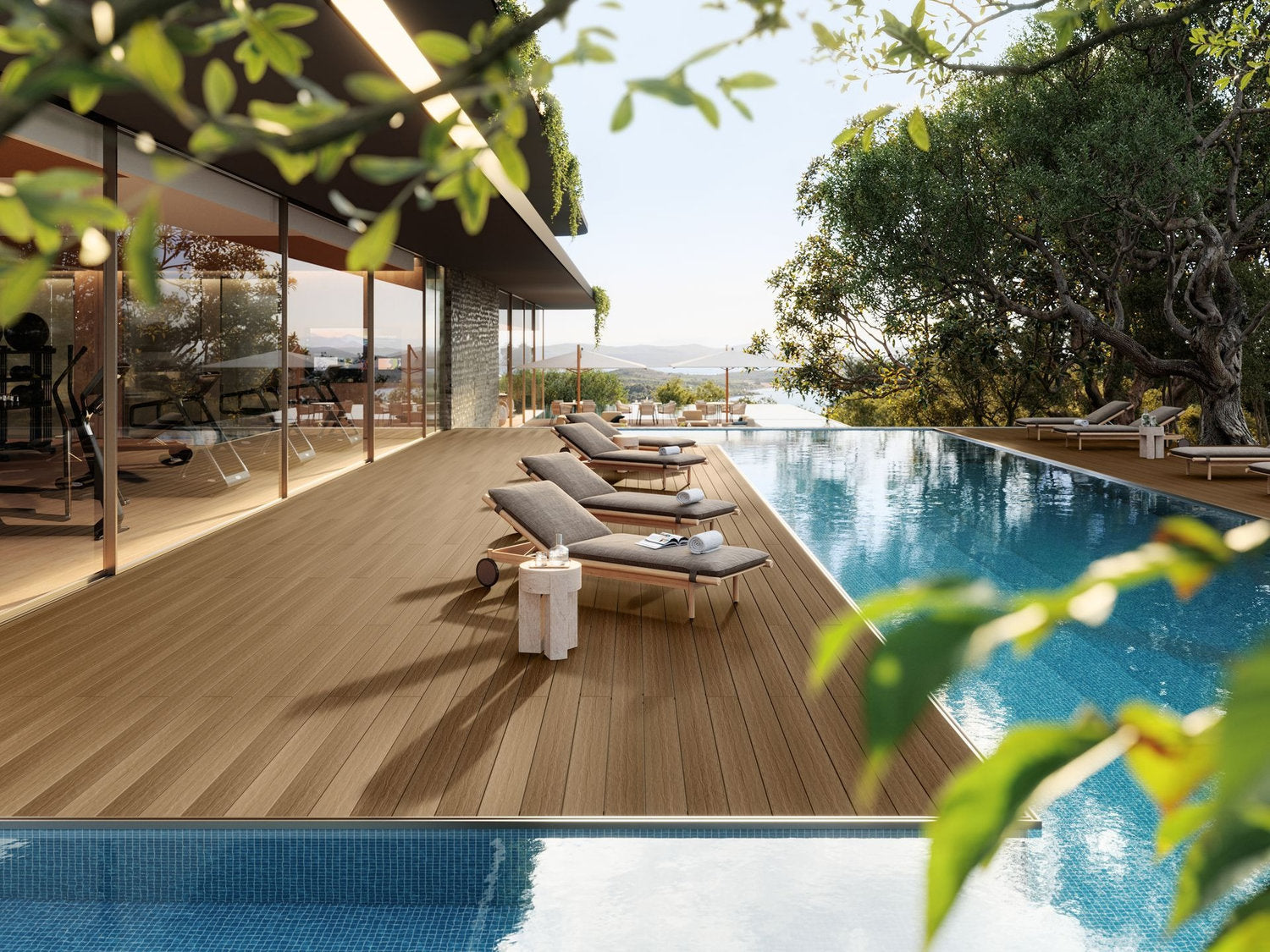 Decking Marina Pacto Skema installato lungo piscina panoramica, tra vegetazione e vetrate continue