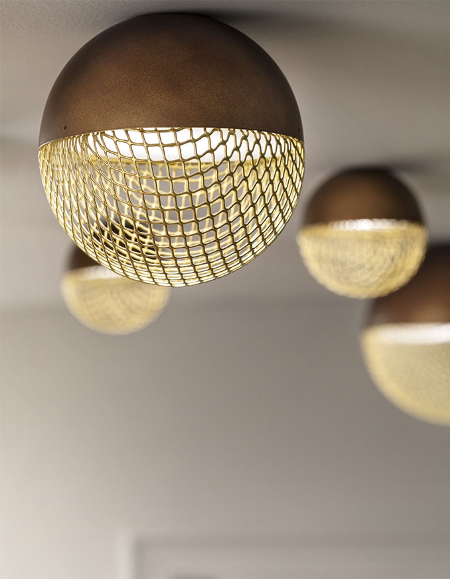 Plafoniera Iglù Masiero sfera color bronzo e rete in mesh dorata