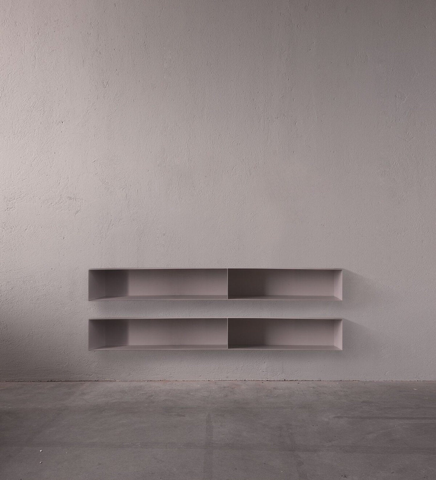 4 mensole in metallo chiaro di Xam Milano nstallate a parete in contesto minimal moderno