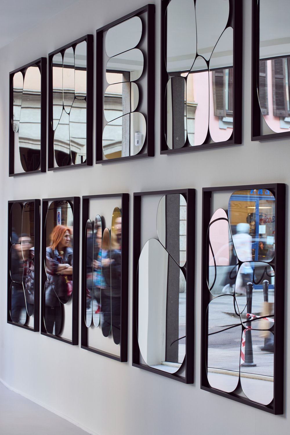 Installazione specchi Morphed Mirror ex Squash Magis Paul Cocksedge