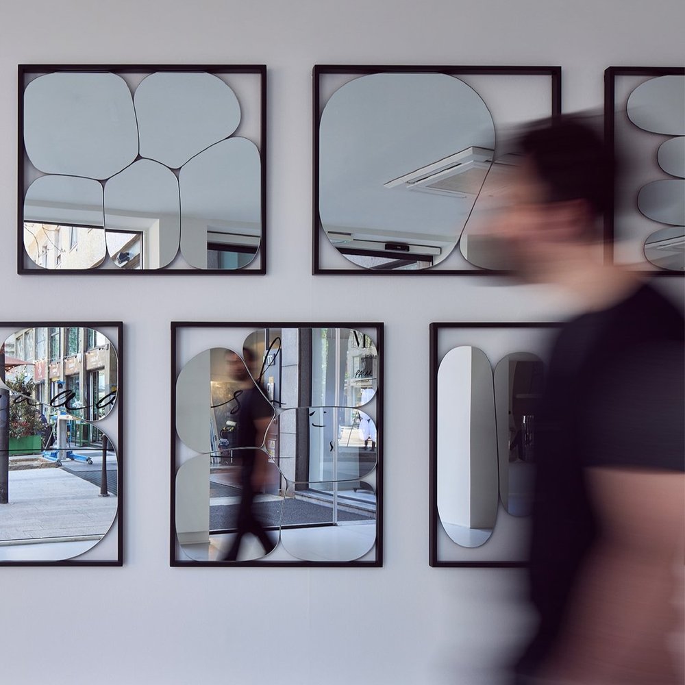 Mostra  specchi Morphed Mirror ex Squash Magis Paul Cocksedge
