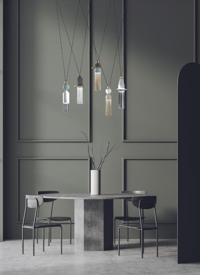  Installazione della lampada Nappe di Masiero sopra tavolo da pranzo in ambiente minimalista con pareti verde salvia