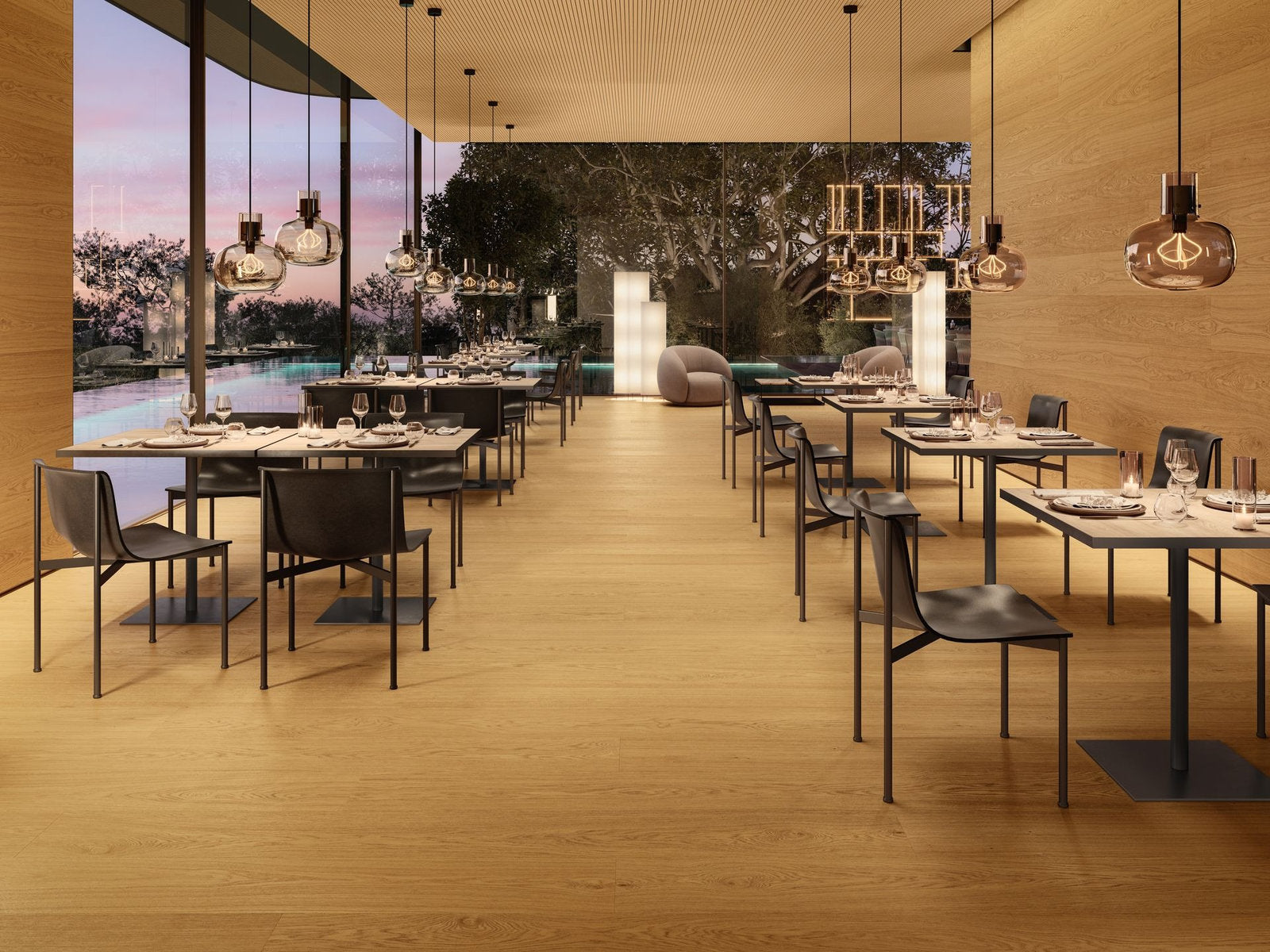 Pavimento Lumbertech 270 Rovere Caspio in un ristorante contemporaneo con vista piscina, sedie nere e tavoli quadrati