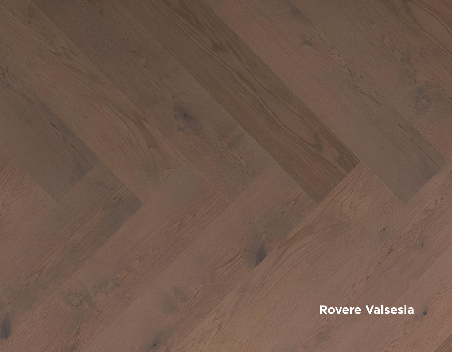 Dettaglio del pavimento Lumbertech S700 in Rovere Valsesia, posa a spina italiana e finitura scura con nodi e venature evidenti.